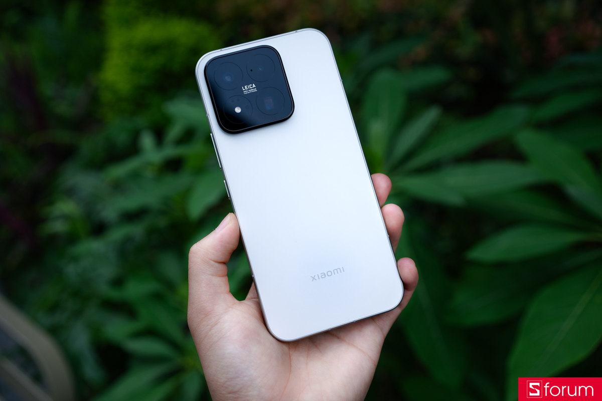 Cảm giác cầm nắm đầm chắc và cao cấp trên tay Xiaomi 17 Max