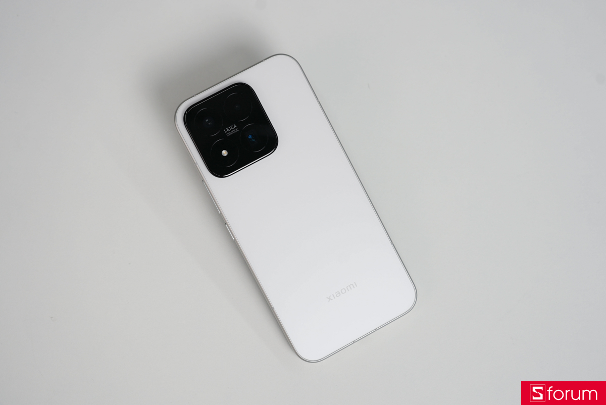 Thiết kế mặt lưng kính nhám mờ sang trọng của điện thoại Xiaomi 17 Max