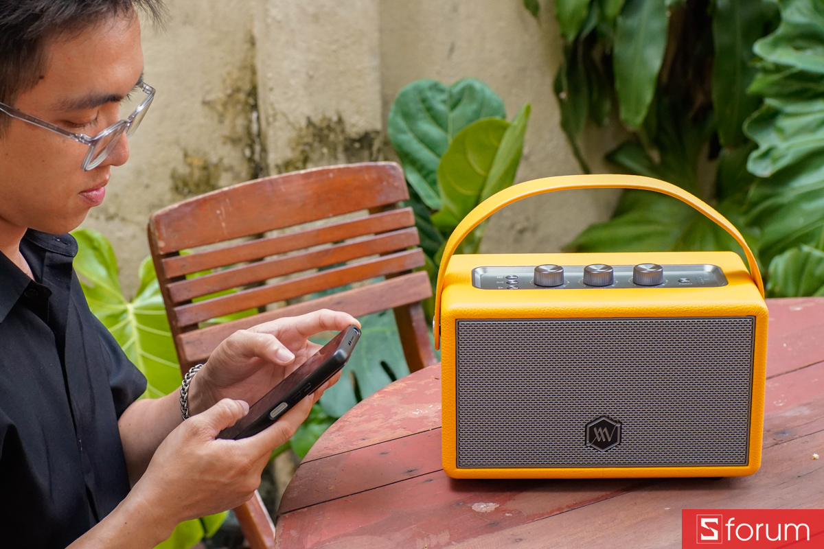 Bốn chân đế ở mặt đáy loa Alpha Works AW-W89