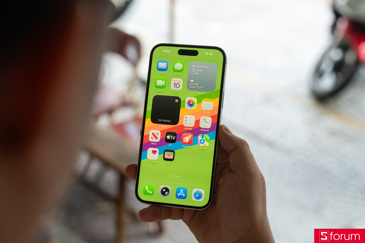Màn hình mặt trước của iPhone 15 Plus hiển thị giao diện iOS cùng Dynamic Island