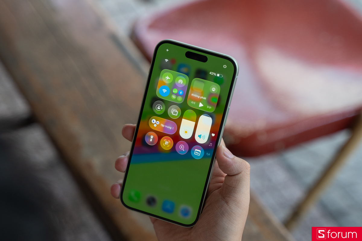Giao diện trung tâm điều khiển Control Center mượt mà trên hệ điều hành iOS của iPhone 15 Plus