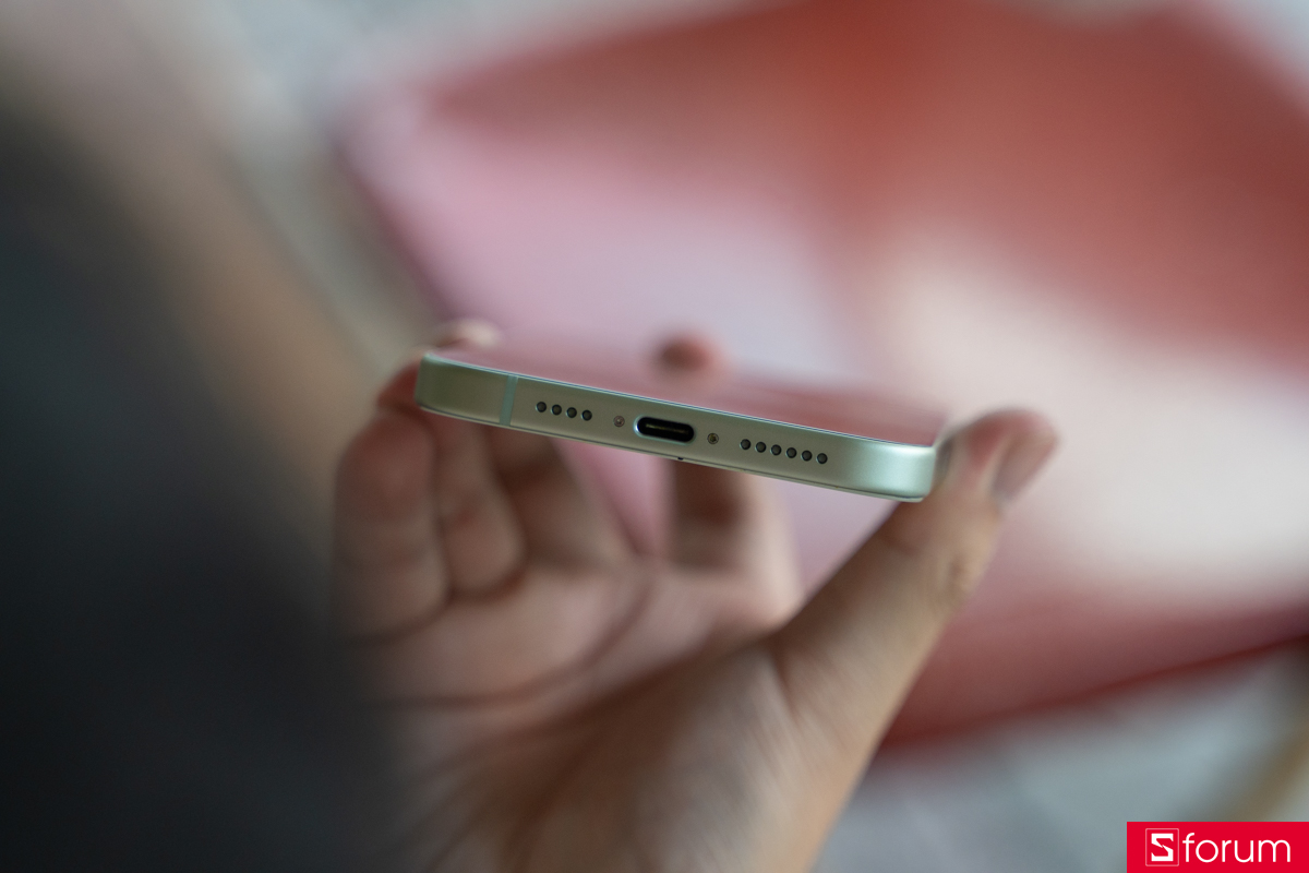 Cạnh dưới của iPhone 15 Plus được trang bị cổng sạc USB-C và dải loa ngoài
