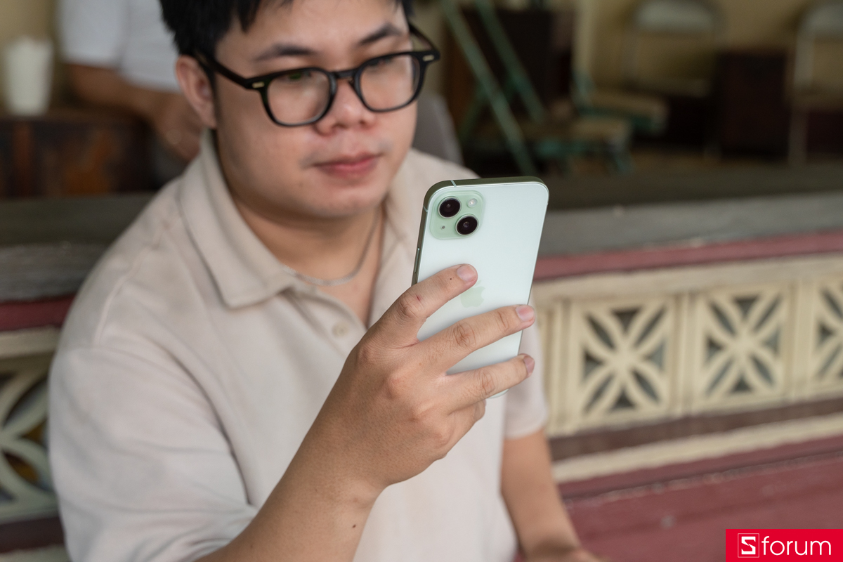 Người dùng đang cầm trải nghiệm trên tay điện thoại iPhone 15 Plus kích thước lớn