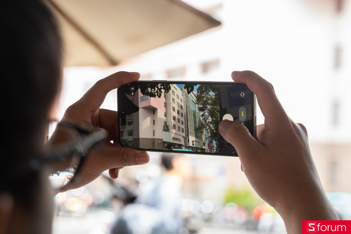 Giao diện chụp ảnh trực quan hỗ trợ tính năng zoom của hệ thống camera trên iPhone 15 Plus