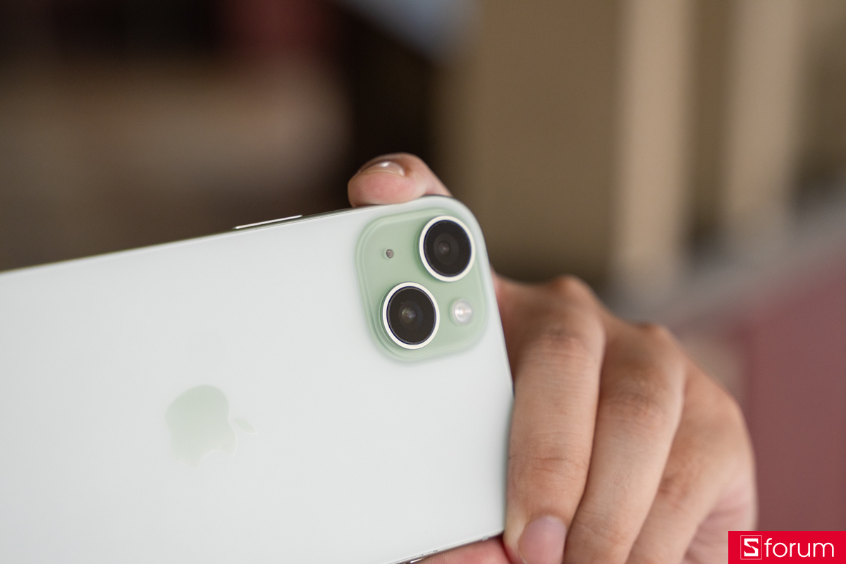Thiết kế cụm camera kép với hai ống kính đặt chéo độc đáo sau lưng iPhone 15 Plus