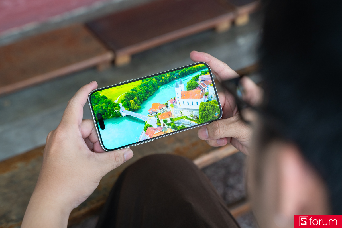 Chất lượng hiển thị màu sắc chuẩn xác sắc nét trên tấm nền OLED của iPhone 15 Plus