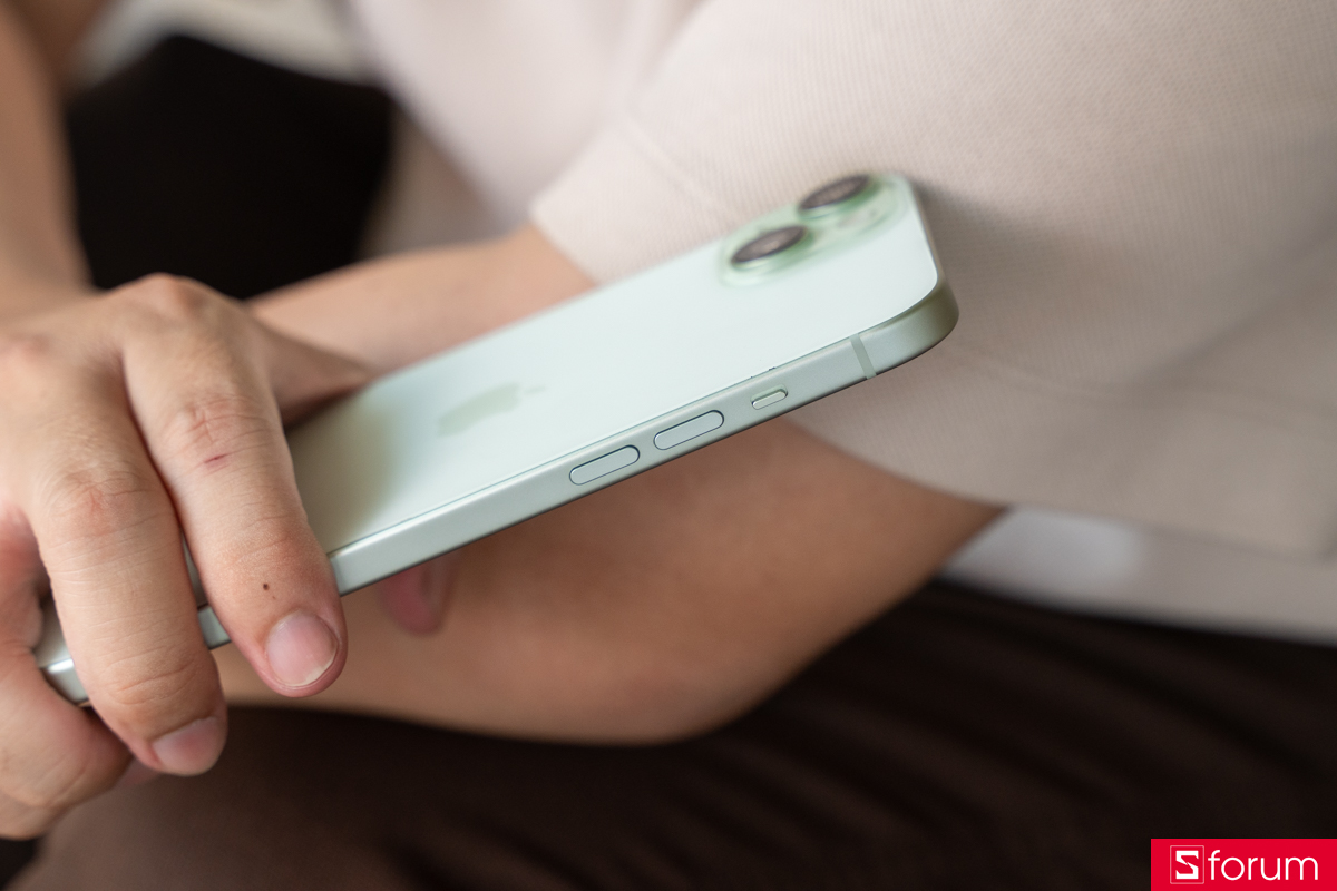 Cạnh viền nhôm bo cong nhẹ mang lại cảm giác ôm tay của iPhone 15 Plus