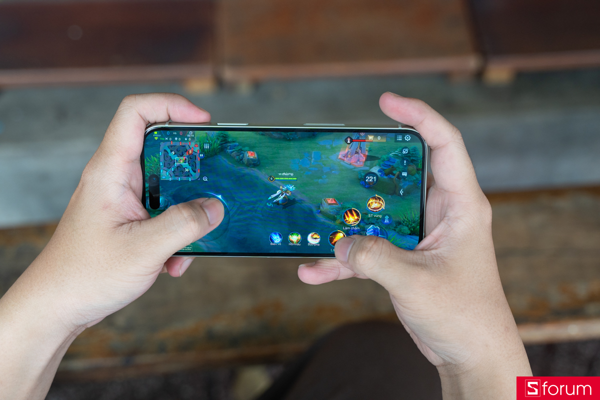 Trải nghiệm chiến game Liên Quân Mobile mượt mà không giật lag cùng iPhone 15 Plus