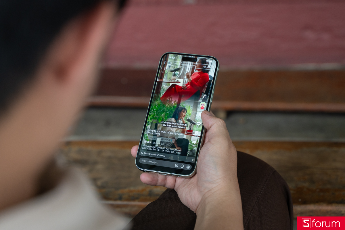 Trải nghiệm xem video ngắn giải trí mượt mà trên màn hình lớn của iPhone 15 Plus
