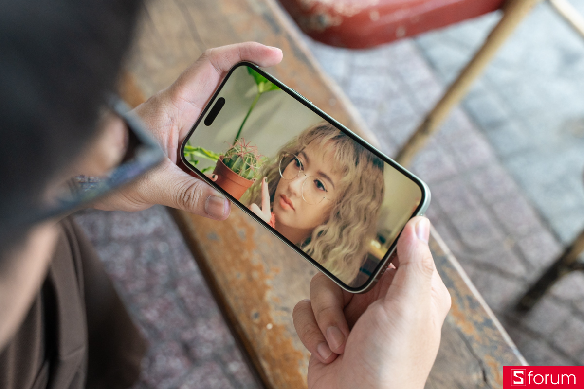 Trải nghiệm xem video ngắn giải trí mượt mà trên màn hình lớn của iPhone 15 Plus