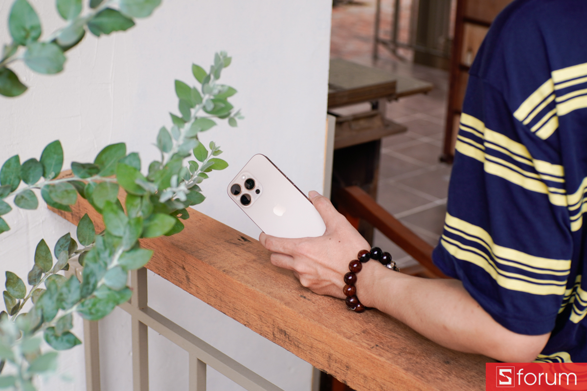 Mặt lưng máy trong bài đánh giá iPhone 16 Pro toát lên vẻ sang trọng