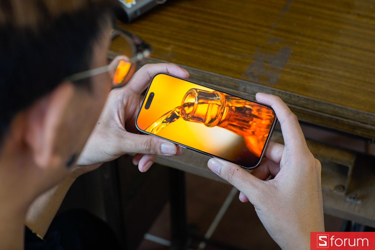 Màn hình của chiếc iPhone 16 Pro sở hữu góc nhìn rộng và rõ ràng