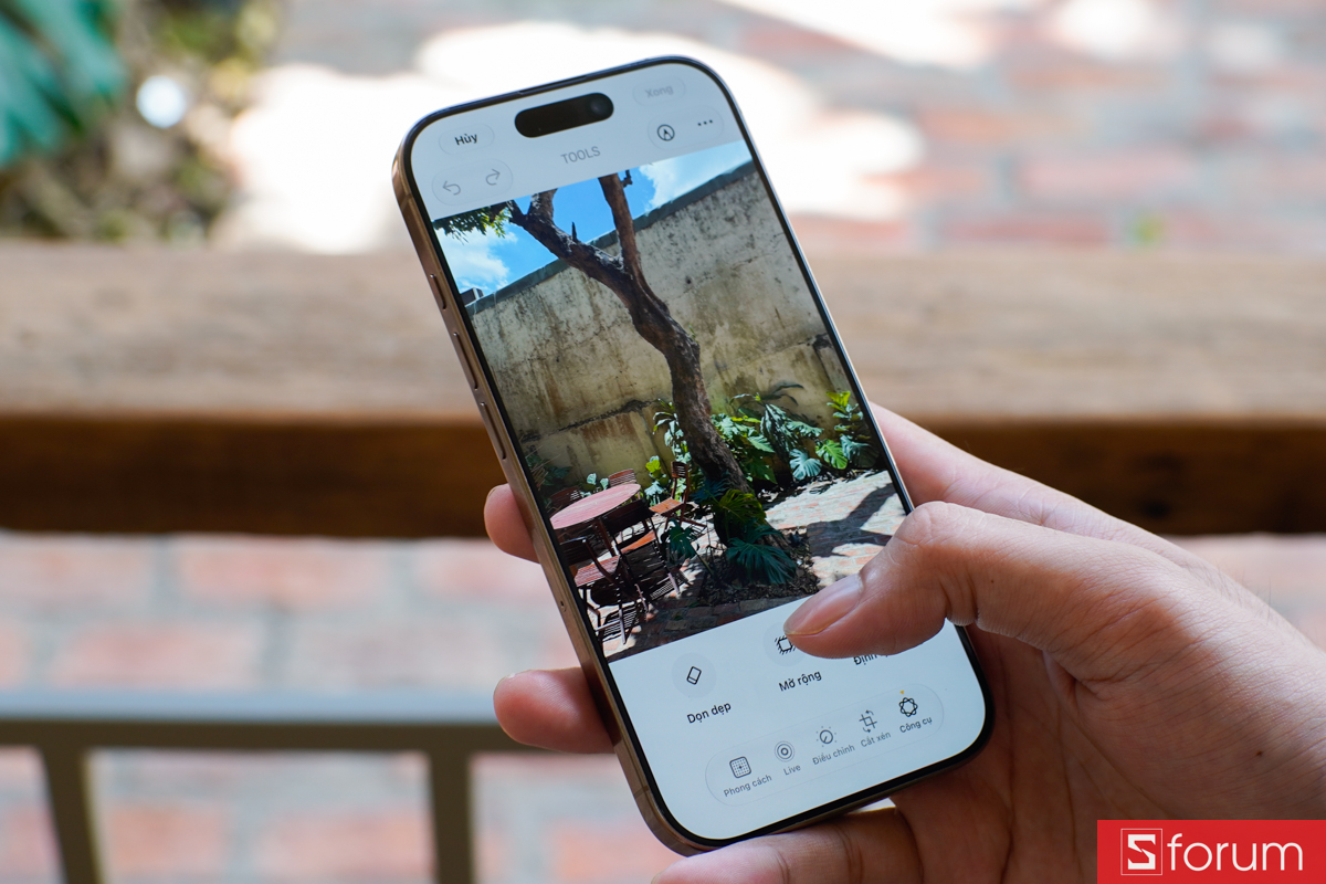 Tính năng AI bôi xóa vật thể thừa trên iPhone 16 Pro hoạt động rất tốt