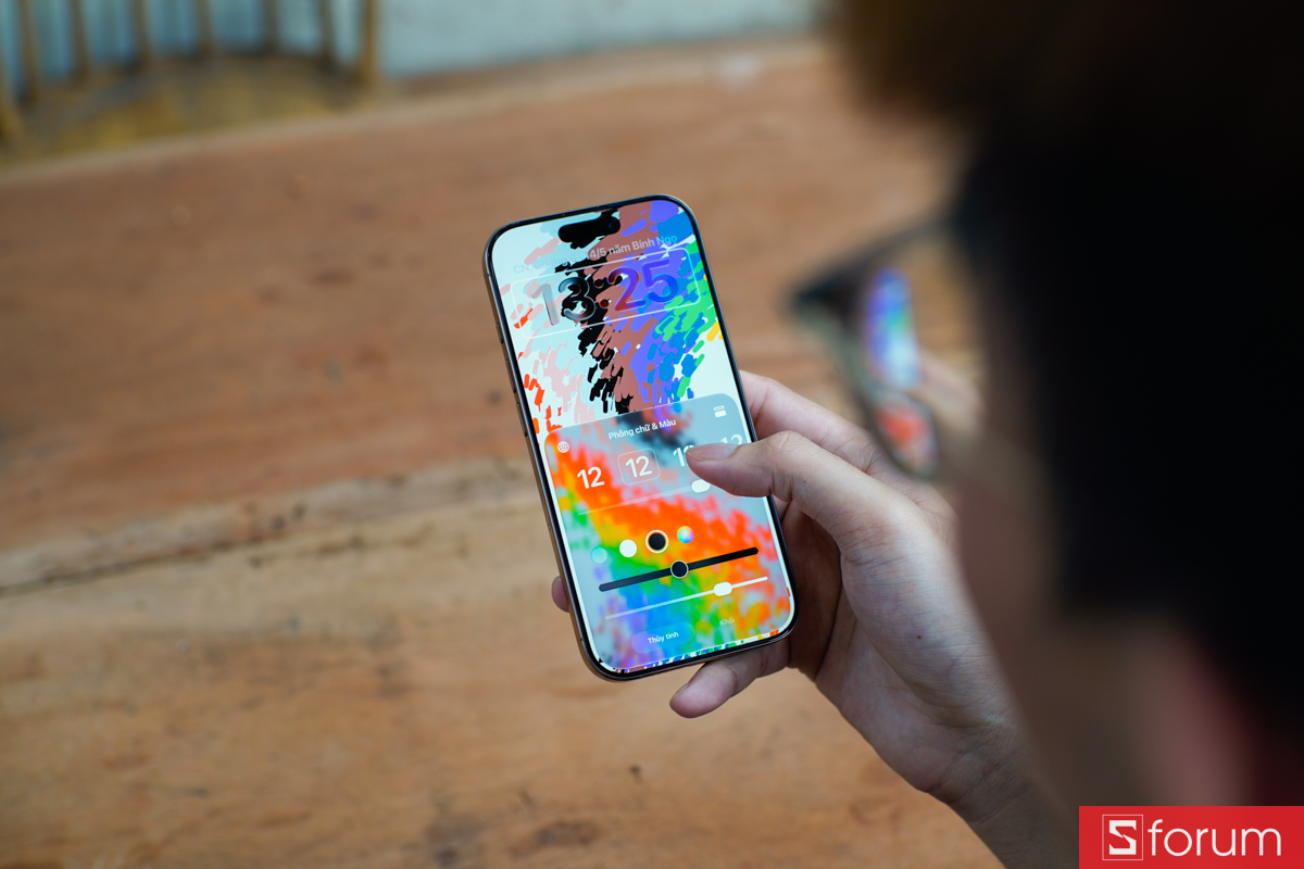 Giao diện màn hình khóa trên iPhone 16 Pro cho phép tùy biến linh hoạt