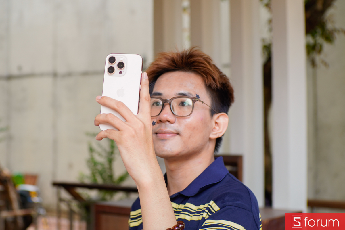 Cảm giác cầm nắm thực tế khi đánh giá iPhone 16 Pro rất thoải mái