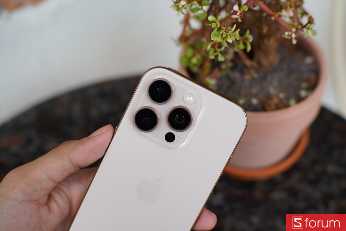 Cụm ba camera sau là một điểm nhấn cực lớn của dòng iPhone 16 Pro