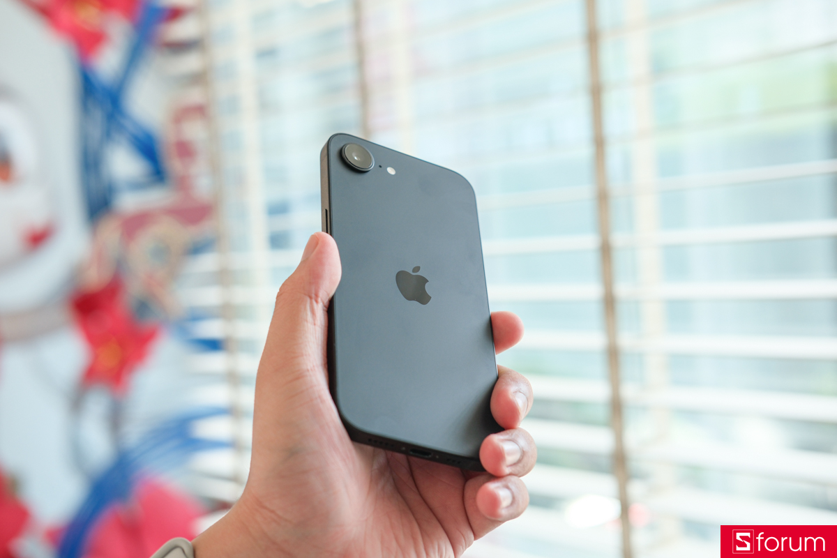 Thiết kế mặt lưng nhám và camera đơn trên iPhone 16e