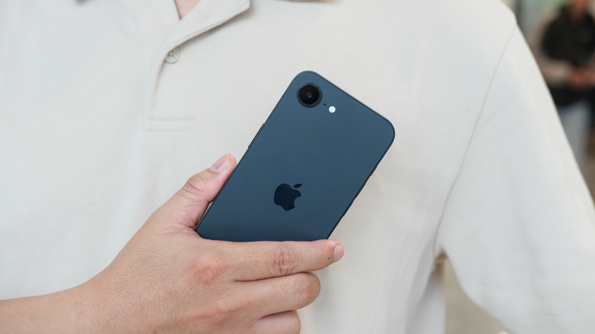 Đánh giá iPhone 16e ở năm 2026: Lý do khiến mình bóc hộp chiếc máy này thay vì mua máy cũ cùng tầm giá!