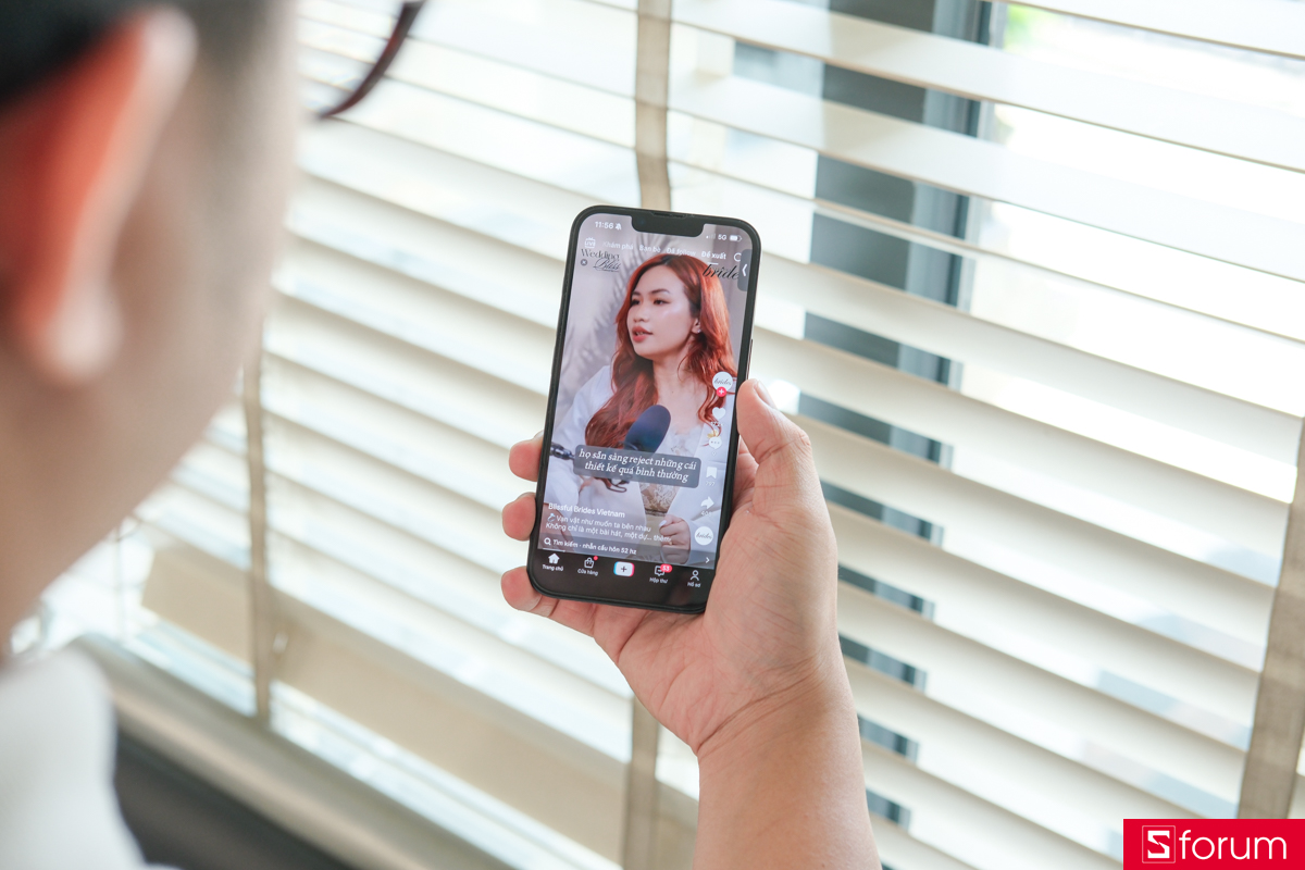 Màu sắc rực rỡ trên màn hình iPhone 16e