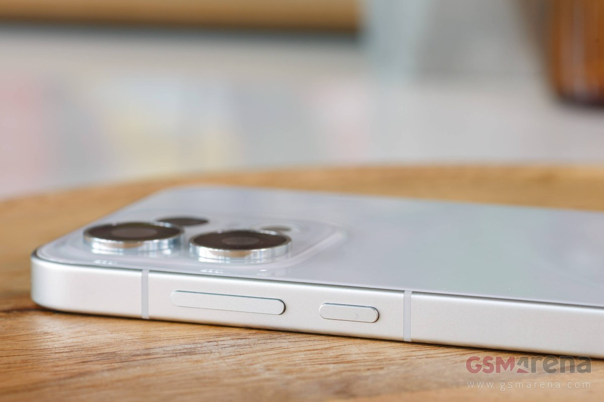 Cạnh phải Oppo Reno16 Pro với nút âm lượng và nút nguồn