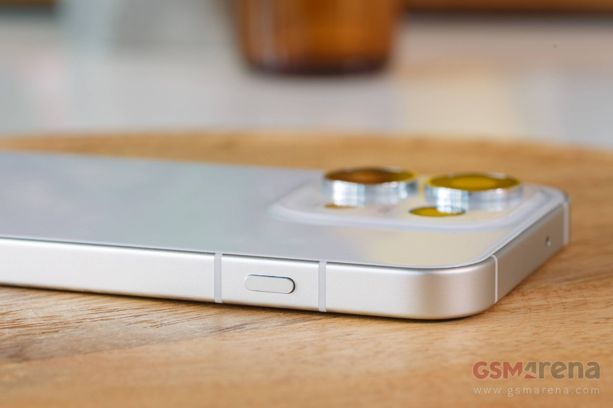 Cạnh dưới Oppo Reno16 Pro chứa khay SIM và loa ngoài