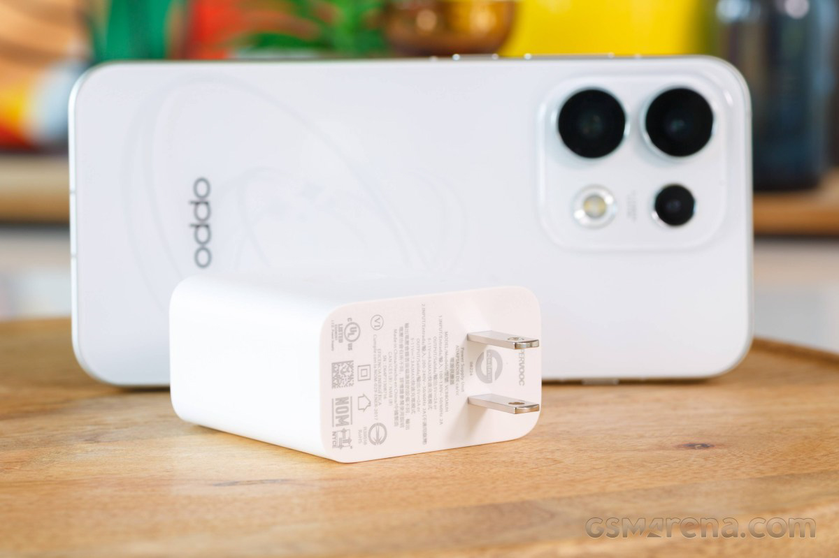 Oppo Reno16 Pro cùng củ sạc SuperVOOC 80W đi kèm
