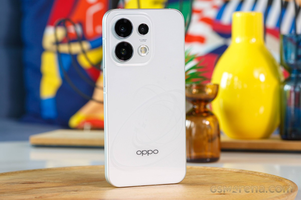 Mặt lưng Oppo Reno16 Pro màu Trắng Pop hiệu ứng hành tinh nổi 