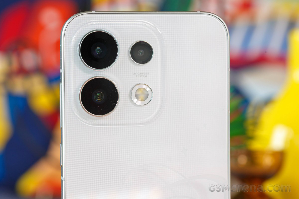 Cụm ba camera sau của Oppo Reno16 Pro 