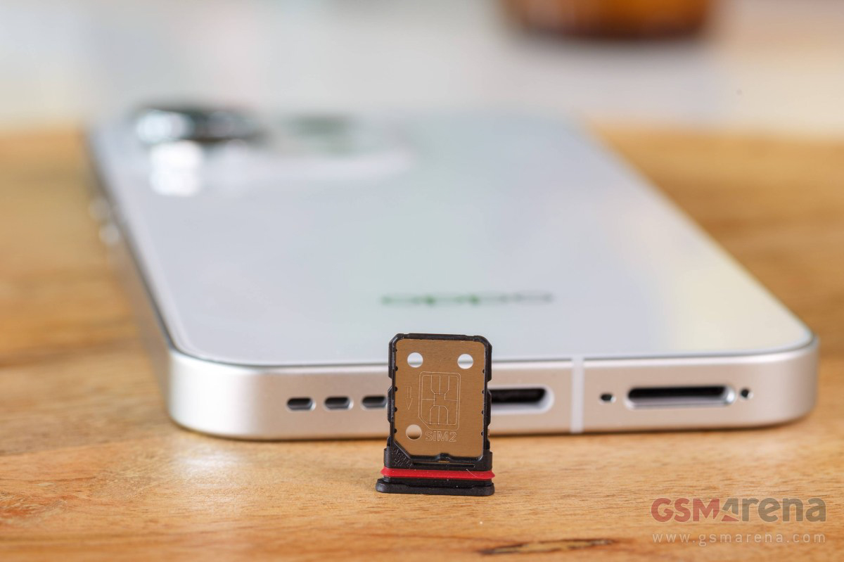 Khay SIM Oppo Reno16 Pro chứa được hai SIM vật lý