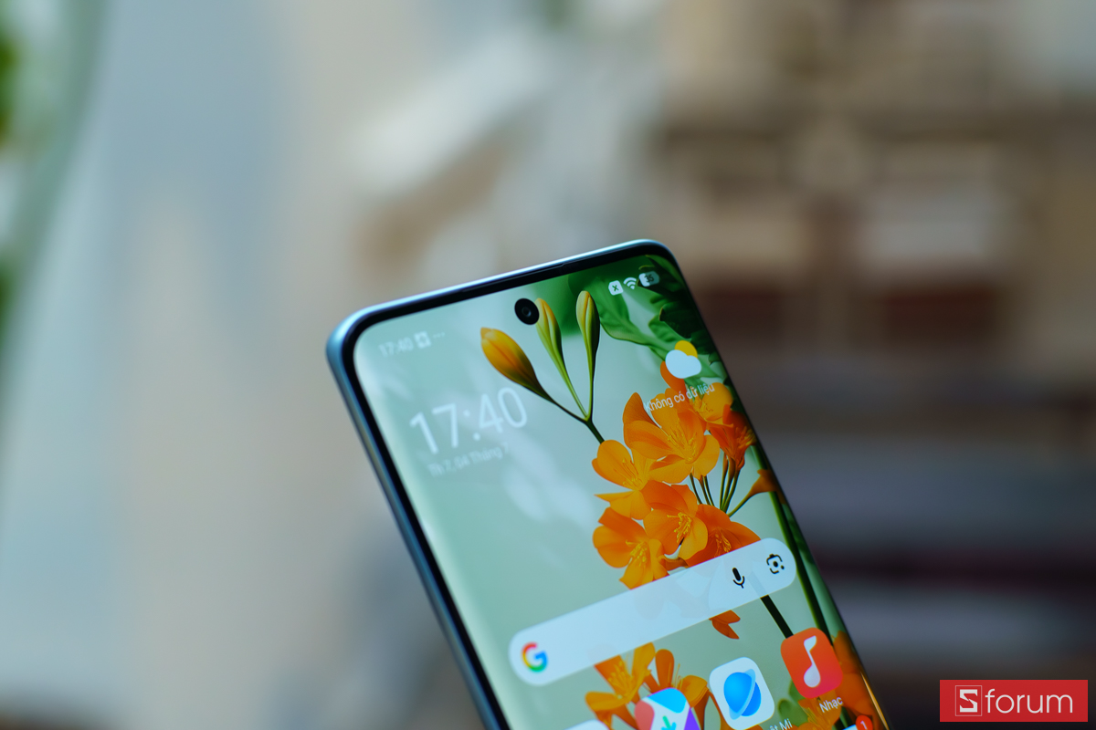 Cận cảnh phần khuyết camera selfie trên Xiaomi Redmi Note 15 5G.