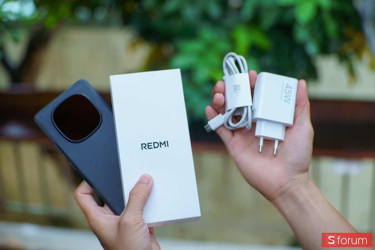 Củ sạc 45W và các phụ kiện đi kèm hộp của Xiaomi Redmi Note 15 5G
