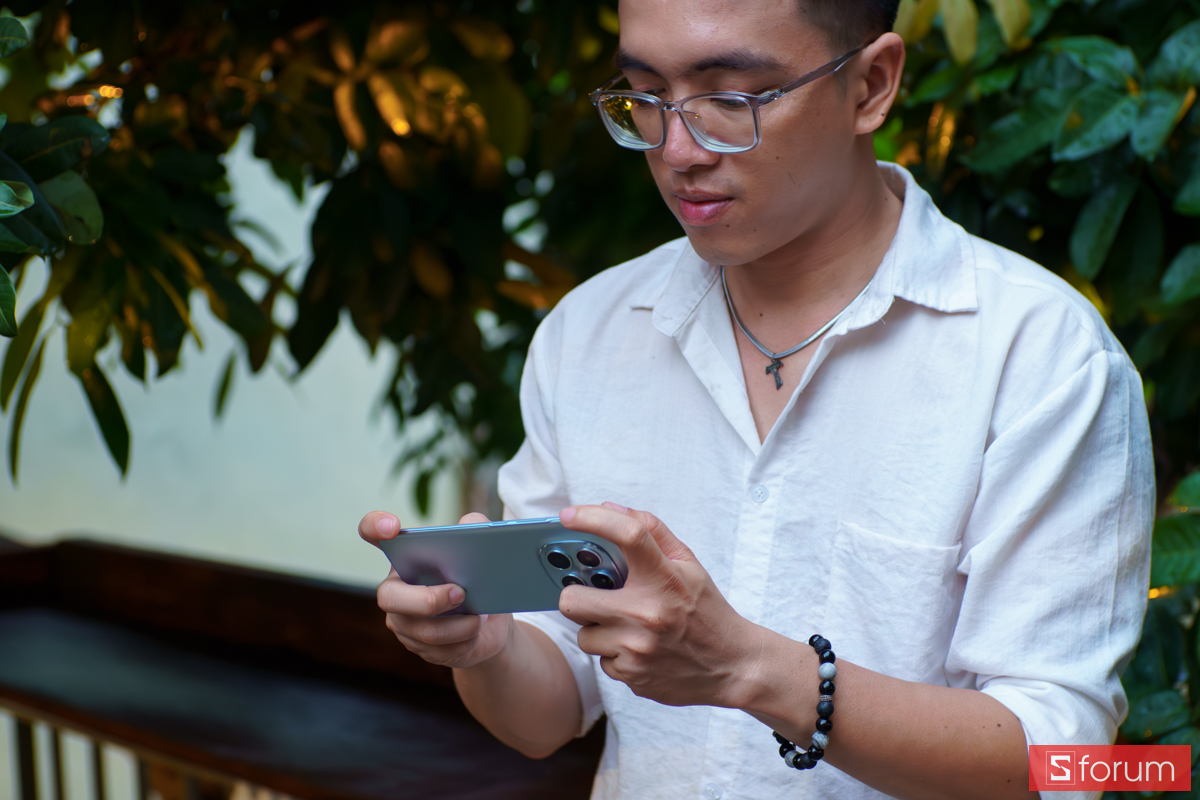 Cầm ngang điện thoại Xiaomi Redmi Note 15 5G giải trí