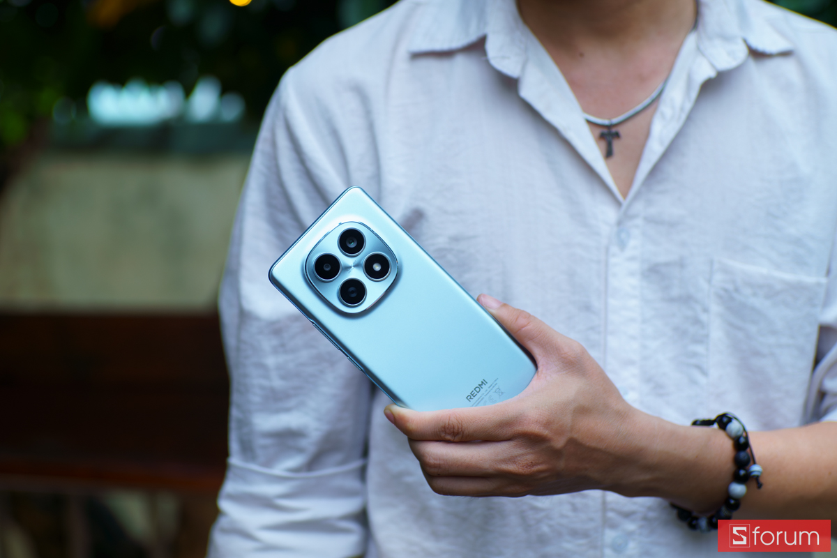 Trên tay mặt lưng nhựa nhám của Xiaomi Redmi Note 15 5G