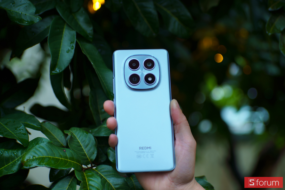Toàn cảnh mặt lưng bo cong của Xiaomi Redmi Note 15 5G.