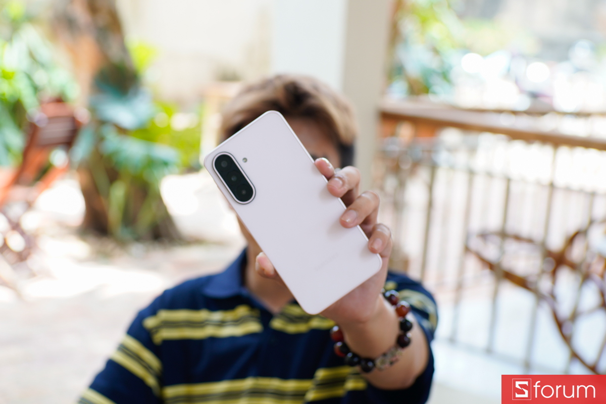 Samsung Galaxy A27 5G mặt lưng màu Hồng Pastel cầm trên tay