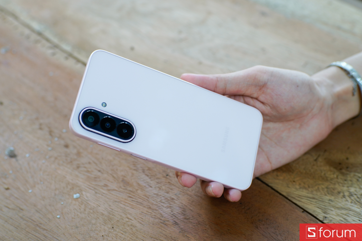 Cụm camera sau Samsung Galaxy A27 5G đặt trên mặt bàn gỗ