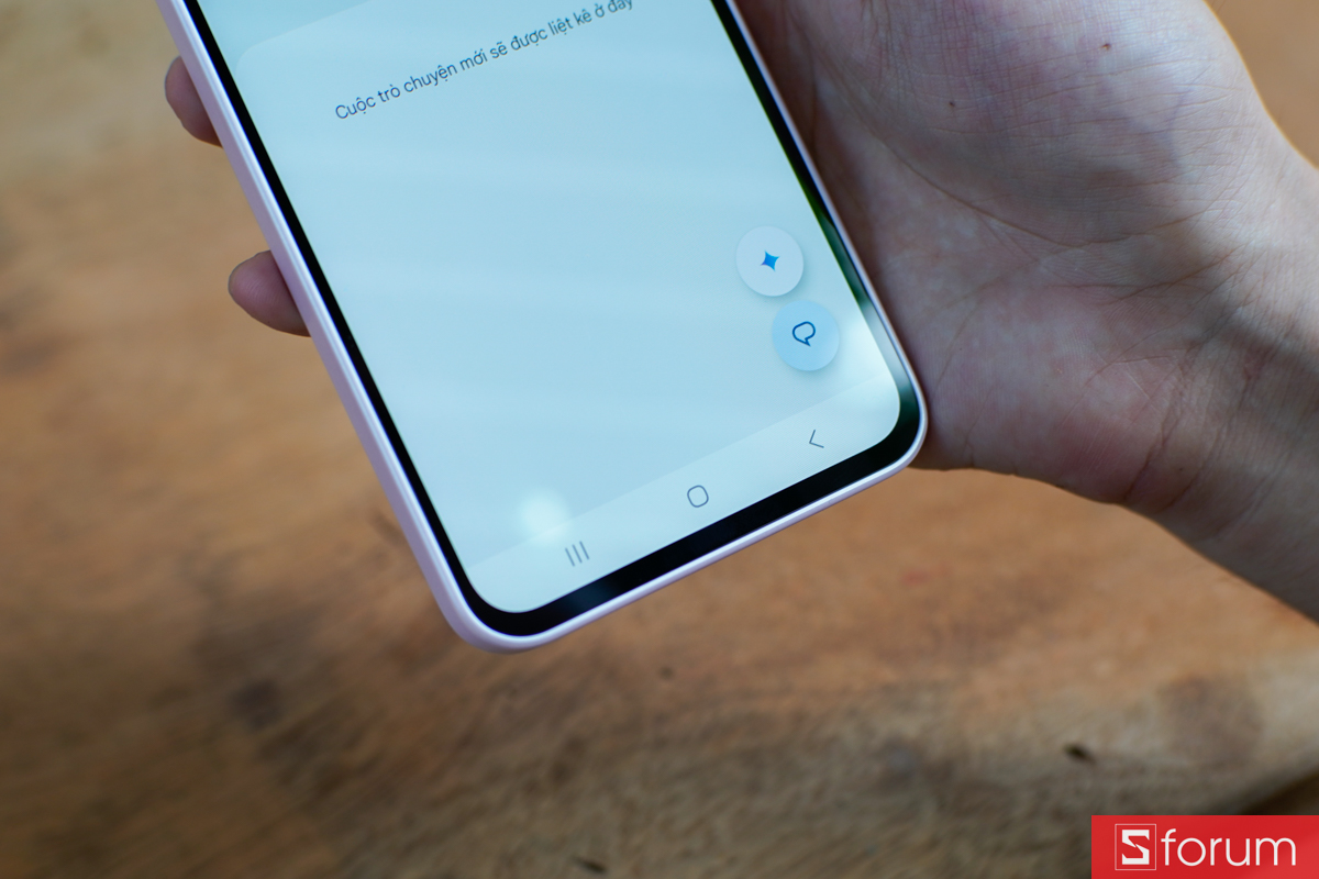 Cạnh viền màn hình Samsung Galaxy A27 5G dưới trời nắng