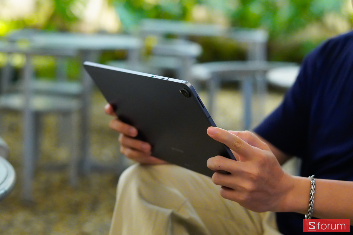 Người dùng cầm ngang Samsung Galaxy Tab S12 Plus 5G tại quán cà phê