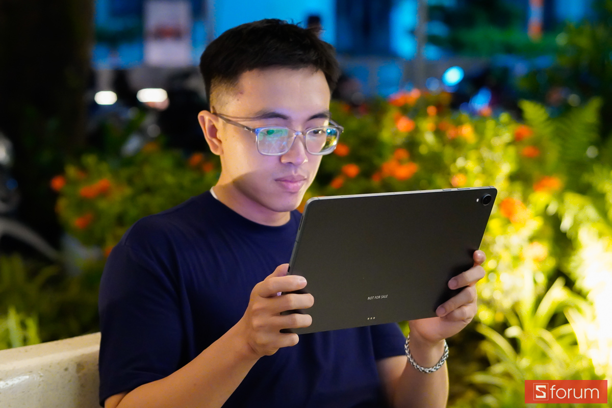 Trải nghiệm cầm Samsung Galaxy Tab S12 Plus 5G khi ngồi ngoài trời