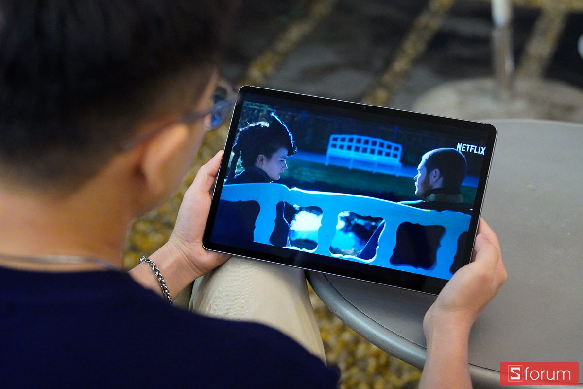 Xem phim Netflix trên màn hình Samsung Galaxy Tab S12 Plus 5G
