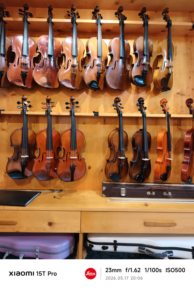 Vân gỗ của đàn violin chụp sắc nét bằng camera chính Xiaomi 15T Pro