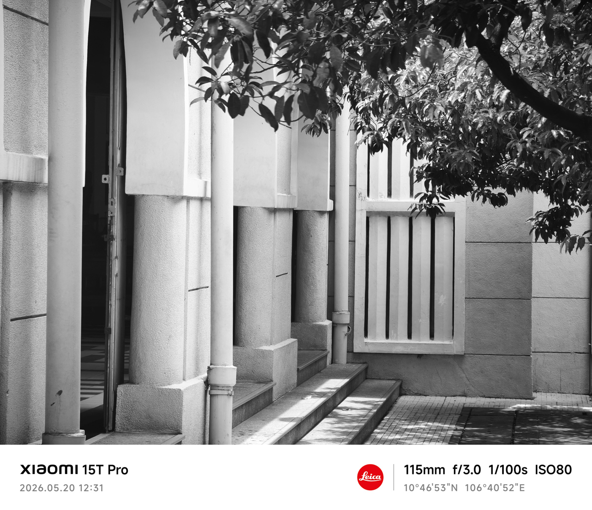 Ảnh chụp kiến trúc bằng bộ lọc màu đen trắng Leica trên Xiaomi 15T Pro