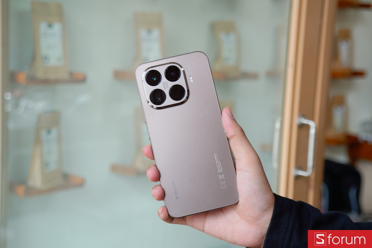 Mẫu điện thoại Xiaomi 15T Pro phiên bản màu vàng nổi bật trên tay