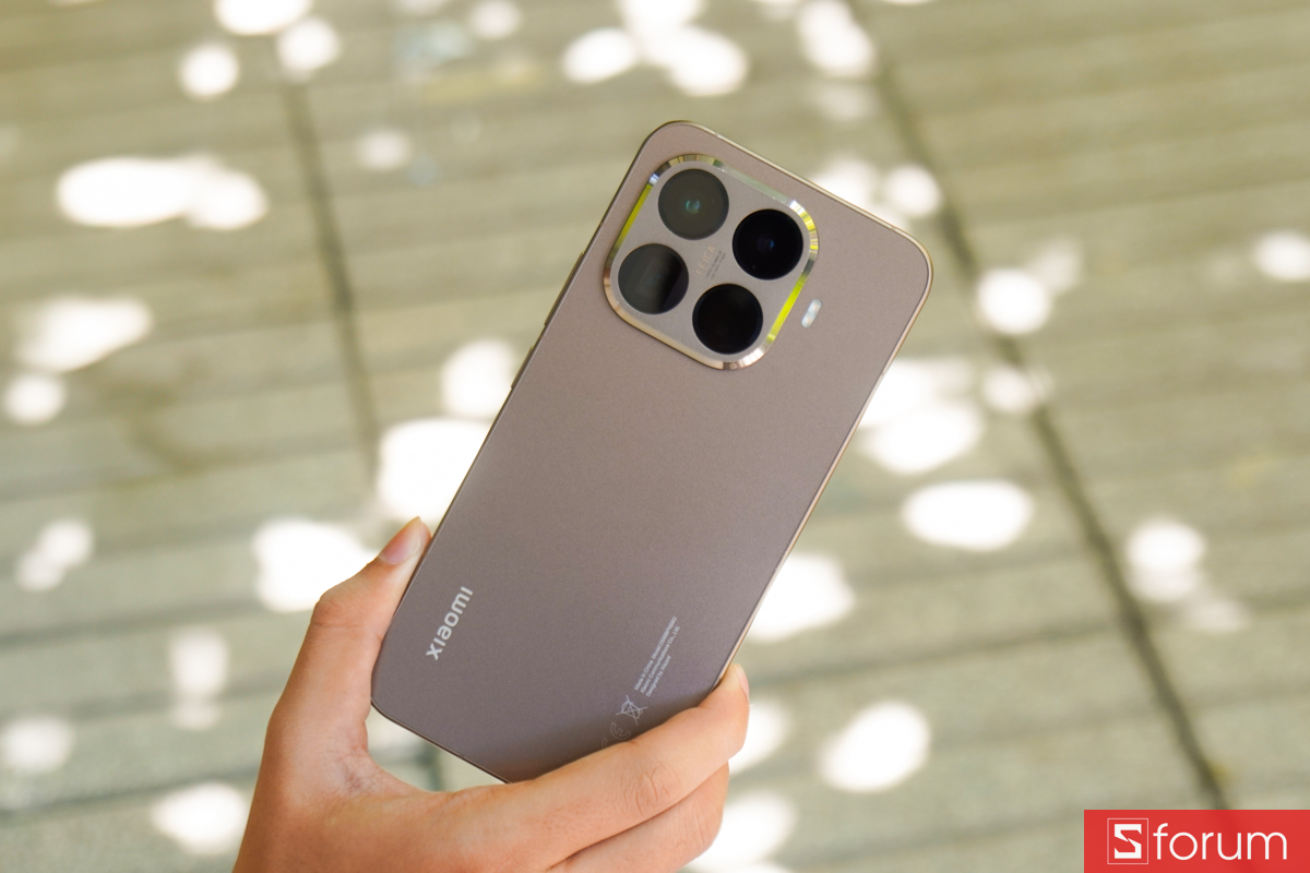Mặt lưng nhựa nhám sợi thủy tinh của Xiaomi 15T Pro hạn chế bám mồ hôi