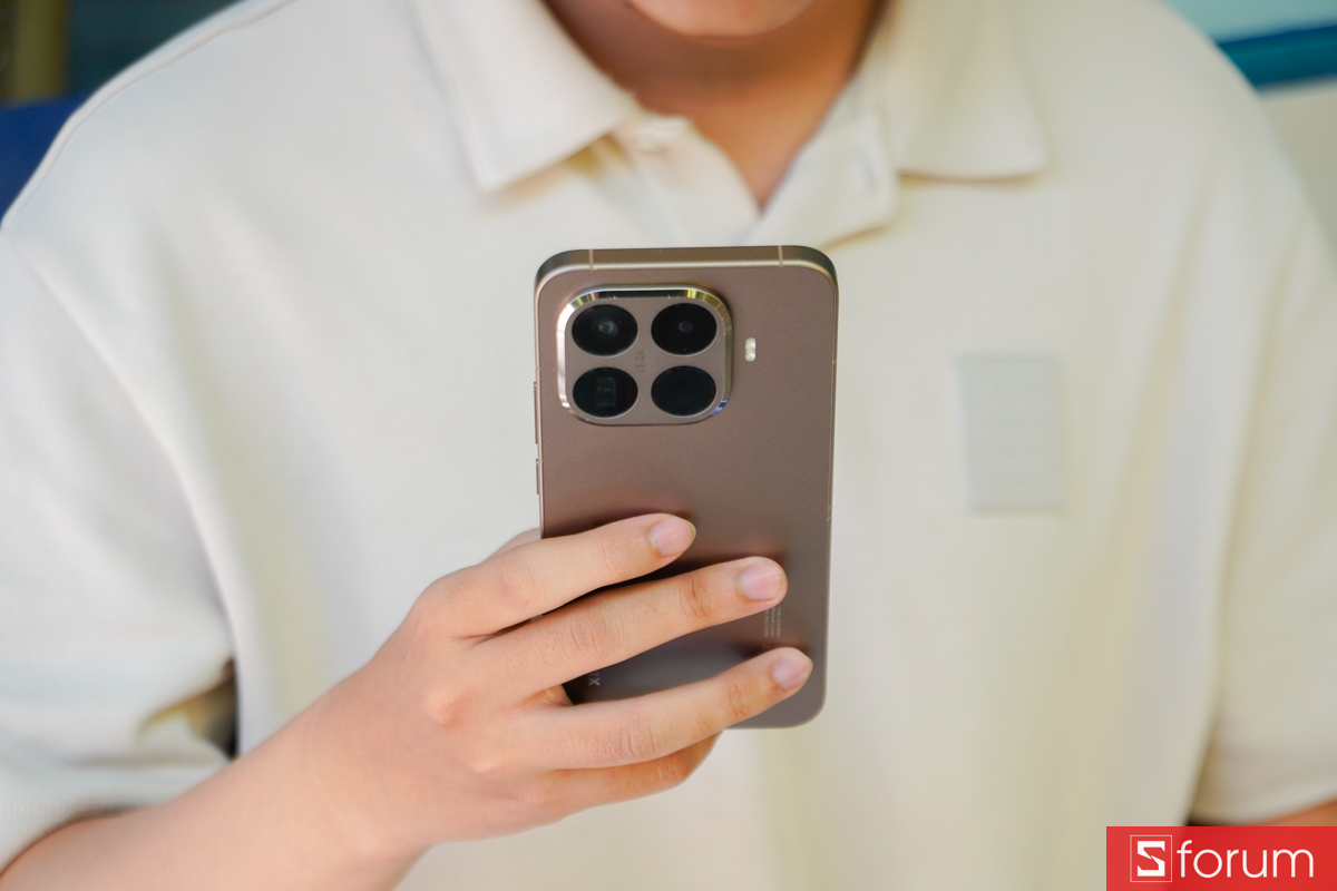 Khung viền quanh cổng sạc Xiaomi 15T Pro xuất hiện vài vết xước dăm nhẹ