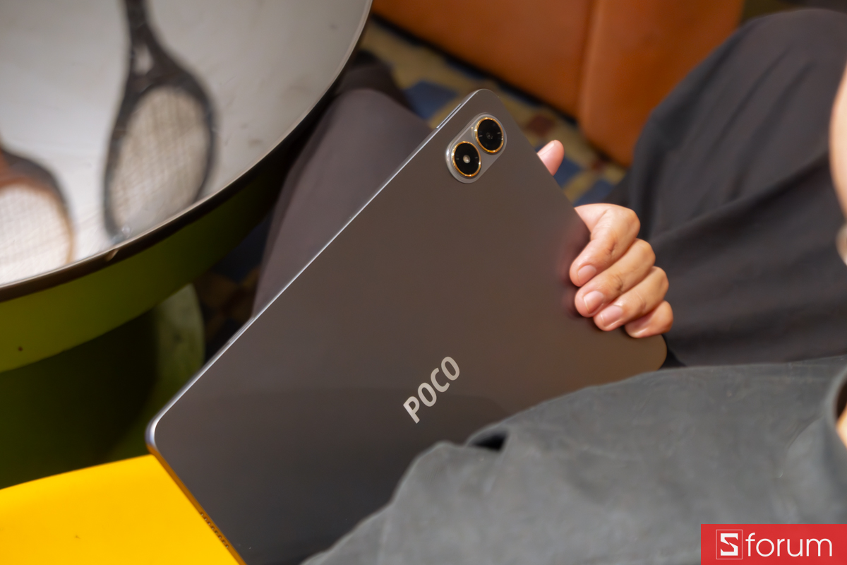 Người dùng đang cầm ngang trải nghiệm chiếc máy tính bảng Xiaomi POCO Pad M1