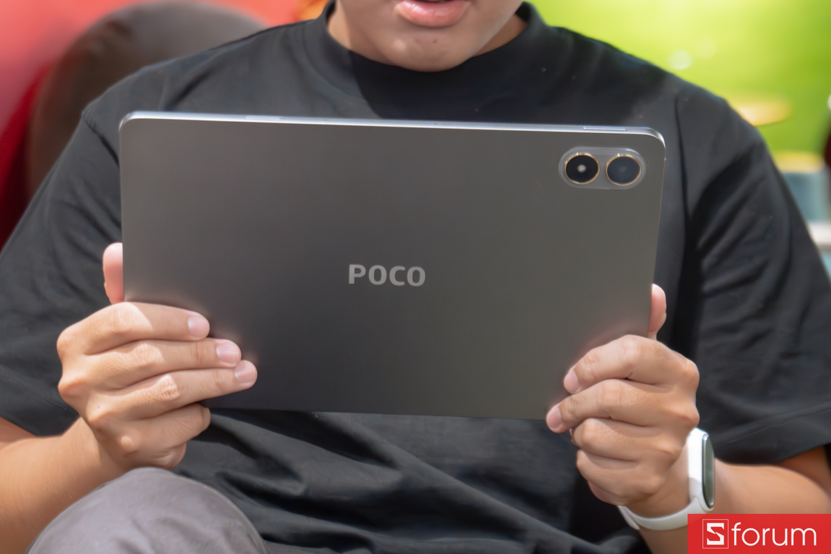 Người dùng cầm ngang mặt lưng chiếc máy tính bảng Xiaomi POCO Pad M1