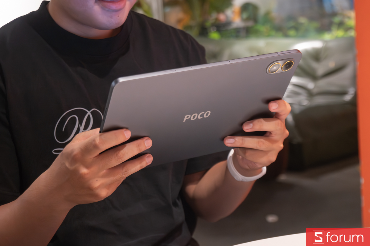 Cận cảnh mặt lưng nhôm nguyên khối và cụm camera kép của Xiaomi POCO Pad M1