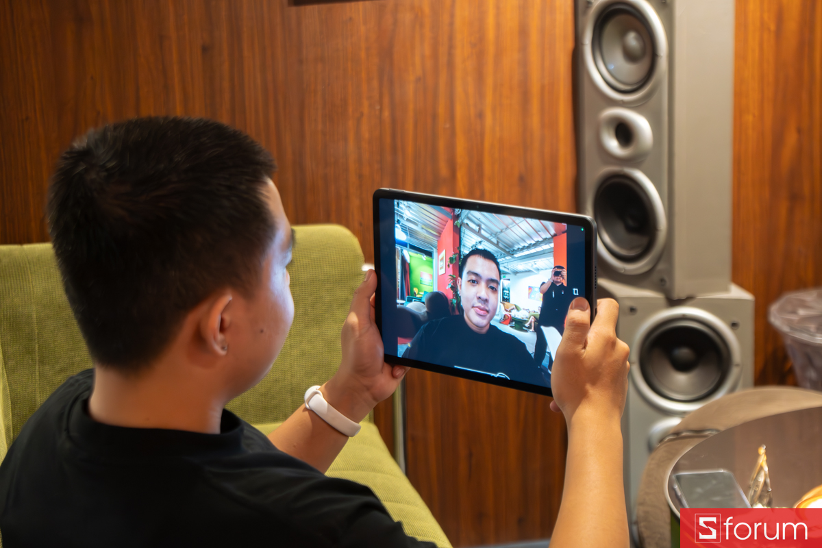 Trải nghiệm gọi video trực tuyến tiện lợi nhờ camera trước đặt ở cạnh ngang của Xiaomi POCO Pad M1