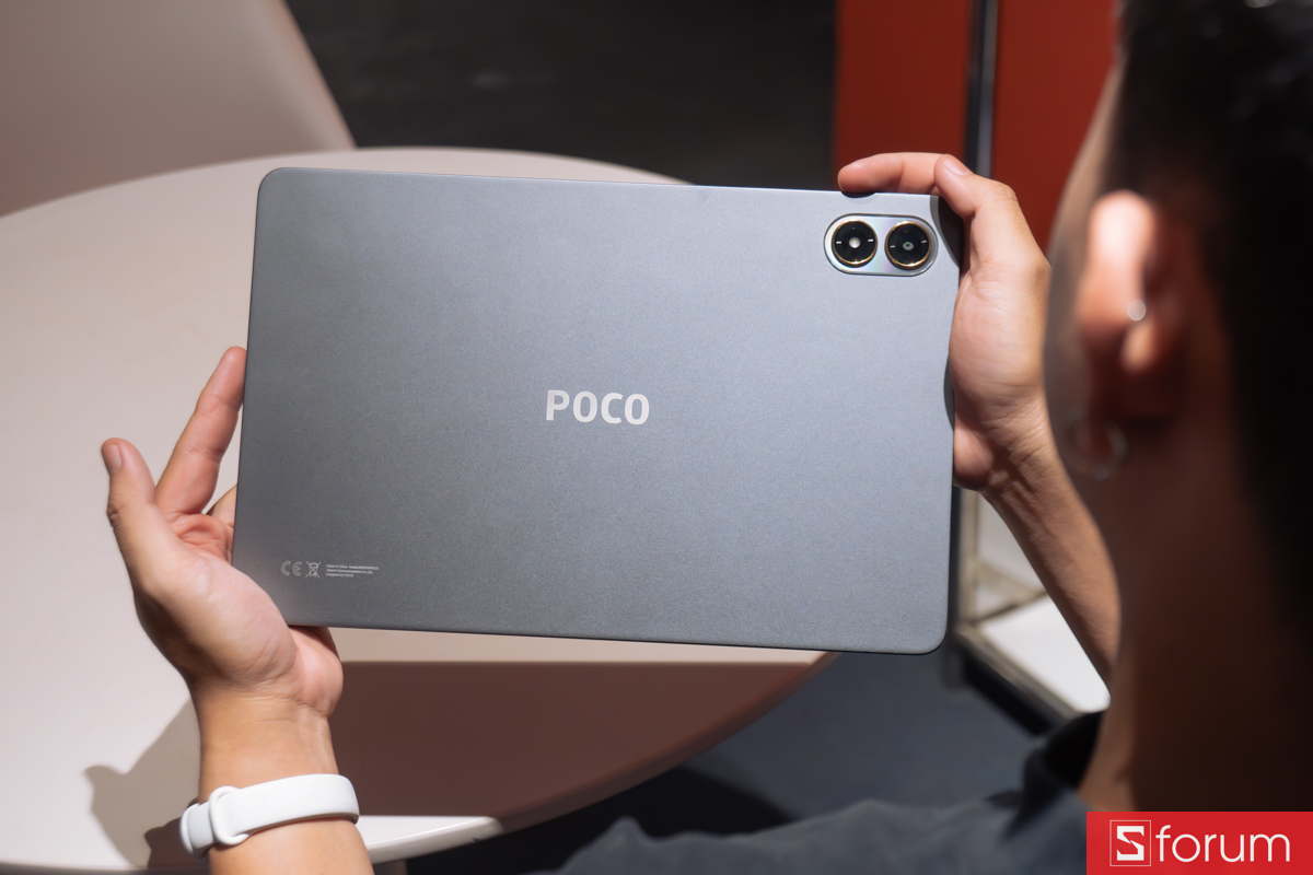 Cận cảnh mặt lưng màu xám nhám của thiết bị Xiaomi POCO Pad M1